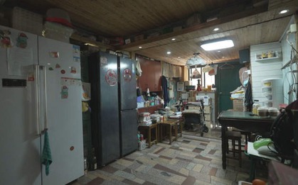 6 thành viên sống chen chúc trong căn nhà 20m²: Muốn leo cầu thang phải cúi người khom lưng, nhìn thôi đã muốn nghẹt thở!