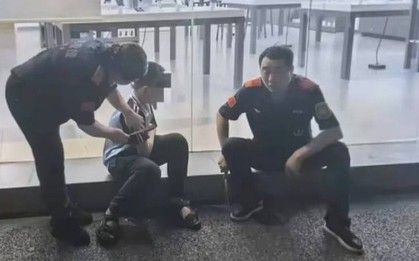 Cậu bé nghiện điện thoại bị bố đánh liền bỏ nhà đi, 2 ngày sau nhận tin khiến cả đời hối hận: Đừng quay lưng vì đó có thể là lần cuối...