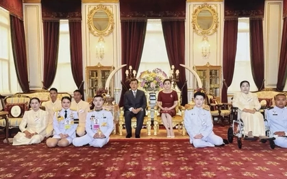 Vua và Hoàng hậu Thái Lan lần đầu tiên ban phúc cho lễ cưới đồng giới tại hoàng cung