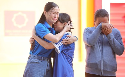 Lâm Vỹ Dạ bật khóc nức nở: “Con tôi 14 tuổi nhưng tôi chưa bao giờ dám làm một việc”