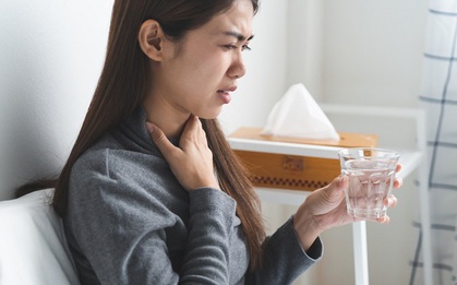 Chẳng may nhiễm biến thể COVID-19 mới, chuyên gia chỉ cách làm giảm các triệu chứng: Ăn gì khi bị đau họng?