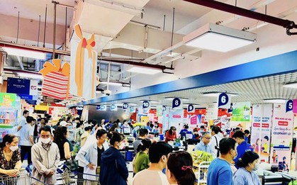 TTTM đông nghịt, hàng ăn hầu như không còn chỗ trống