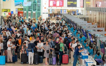 Gần 220.000 người đổ về sân bay Nội Bài, Tân Sơn Nhất hôm nay