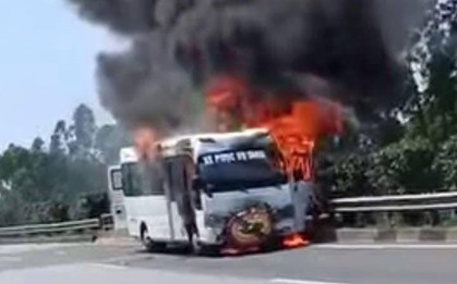 Xe tang chở 21 người bất ngờ bốc cháy trên cao tốc Nội Bài - Lào Cai