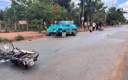 CLIP: Taxi tông xe máy văng xa hàng chục mét, 1 người tử vong