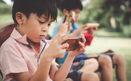 Lời cảnh báo từ giáo sư ĐH top đầu: Đừng vội cho con dùng điện thoại nếu muốn con thành công và hạnh phúc!