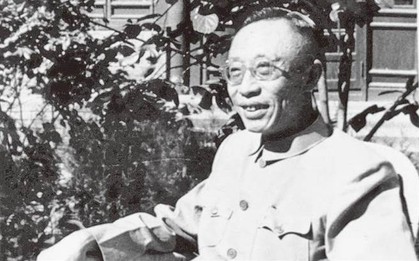 Thăm lại Cố cung, Phổ Nghi chỉ vào chiếc bình hoa và nói một câu kỳ lạ, mọi người xung quanh ngay lập tức hoảng sợ