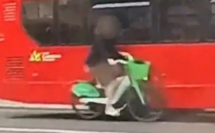 Kinh hoàng người đi xe đạp đâm vào xe buýt, bị hất văng khỏi tay lái