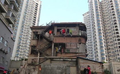 Chủ căn nhà 3 tầng không chịu di dời dù được chủ đầu tư bồi thường hơn 35 tỷ đồng, tuyên bố: "Nhà tôi 1.000 tỷ mới xứng đáng"