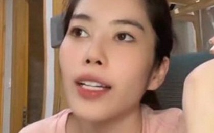 Bị chê nghèo vì mang dép 50K, nữ ca sĩ Việt nổi tiếng cả nước nói rõ một điều