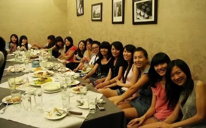 Họp lớp 40 thành viên nhưng chỉ 20 người tới: Lớp trưởng gửi 1 tin nhắn, cả phòng tiệc đỏ bừng mặt xấu hổ