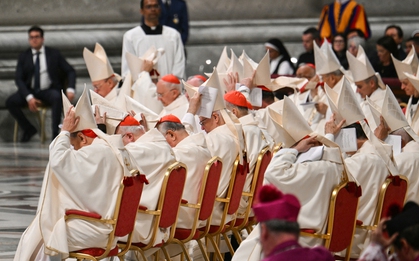 Các hồng y bước vào mật nghị bầu giáo hoàng, thế giới chờ 'làn khói trắng' từ Vatican