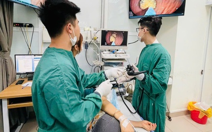 Kinh hoàng phát hiện bã thức ăn to bằng quả trứng trong dạ dày cụ bà do thói quen ăn các loại trái cây xanh