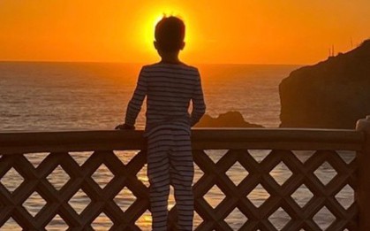Meghan đăng ảnh mừng sinh nhật 6 tuổi của Hoàng tử Archie, có một chi tiết khiến ai cũng thắc mắc