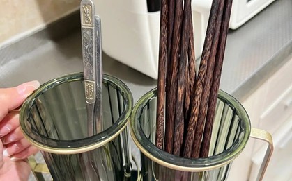 Bác sĩ đến chơi nhà, thấy đôi đũa trên bàn ăn thì lập tức quát to: "Sao còn chưa vứt đi?!"