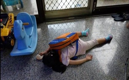 Khoảnh khắc bé gái nằm vật giữa nhà với chiếc cặp đeo trên lưng gây xôn xao