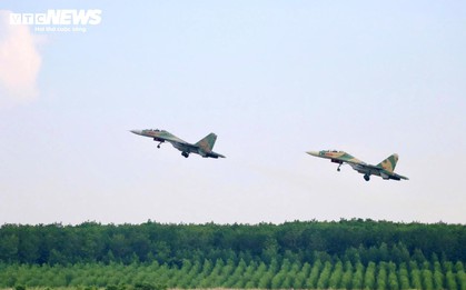 Su-30MK2, Yak-130 rời sân bay Biên Hòa sau nhiệm vụ đặc biệt ngày 30/4