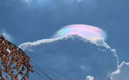 Mây ngũ sắc đôi xuất hiện sau lễ rước xá lợi Phật trên đỉnh núi Bà Đen