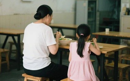Hai mẹ con ăn mì xong, ông chủ lắc đầu: "Người mẹ này, e là đến viện dưỡng lão cũng không vào nổi"