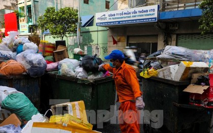 Rối bời ngày đầu 'cân rác tính tiền' ở TPHCM