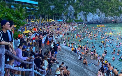 Cảnh tượng đông nghịt tại một bãi biển miền Bắc ngày cuối tuần: "Mùa hè đã thật sự đến rồi"!