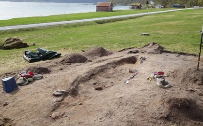 "Thuyền ma" ngàn năm hiện ra từ lòng đất, chở người phụ nữ bí ẩn