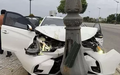 Ô tô biến dạng khi tông trụ đèn, 3 người nhập viện