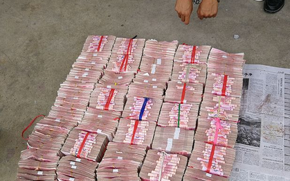 Tịch thu 18 tỷ đồng tiền mặt xếp từng cọc ngay ngắn trong tường 1 căn nhà xập xệ