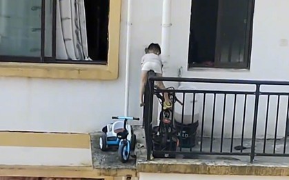 Ở nhà một mình trong kỳ nghỉ hè, bé gái khiến cả khu chung cư thót tim khi chứng kiến khoảnh khắc xảy ra tại lan can tầng 7