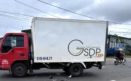 Xe máy biến dạng sau va chạm với xe tải, một người tử vong