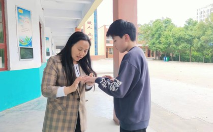 Giáo viên lâu năm khẳng định: Chỉ cần nhìn cách học sinh chào hỏi, tôi biết ngay tương lai chúng ra sao