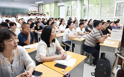 Con học kém nhất lớp nhưng bố lại được cô giáo mời lên phát biểu: Các phụ huynh khác đang bức xúc, bỗng đồng loạt vỗ tay khi ông nói câu này!
