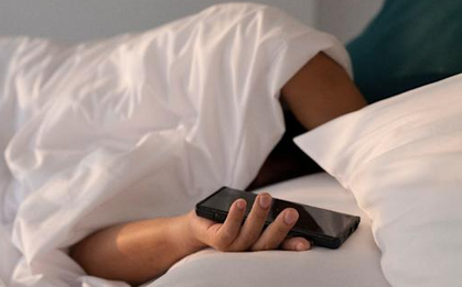 Có nên để điện thoại cách xa 1,5 mét khi ngủ? Không phải vì bức xạ mà vì...