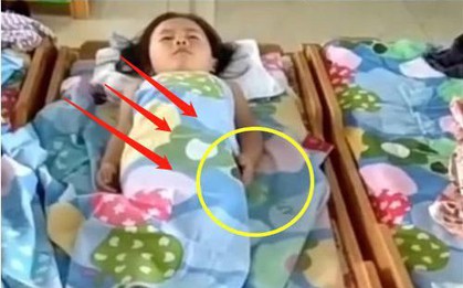Cô giáo gửi video con gái ngủ trưa, nhìn xuống bàn tay con, bà mẹ bật khóc ngay vì chi tiết này!
