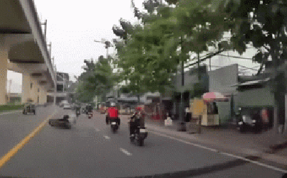 Clip: Cú ra chân ác ý, đạp nam thanh niên ngã sõng soài giữa đường, gã đàn ông được dự đoán sẽ sớm "lên phường"