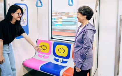 Chiến dịch lạ trên metro số 1 khiến hành khách ấm lòng