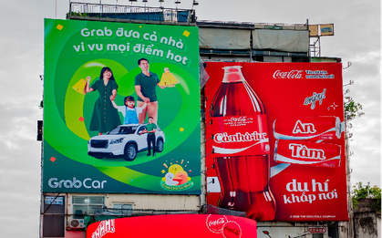 Dân tình phản ứng ra sao khi được loạt thương hiệu "réo" tên khắp các billboard?
