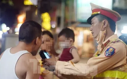 Phát hiện nhiều tài xế vi phạm nồng độ cồn khi chở vợ, con ở phố cổ Hà Nội