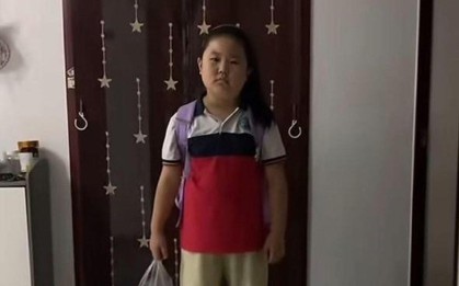 Bức ảnh chụp cô bé với gương mặt không cảm xúc khiến netizen thả "haha", nhưng biết sự thật đằng sau lại quay hết sang trách cha mẹ