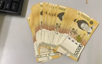 Khách Hàn Quốc quên cả bọc tiền ở sân bay Nội Bài