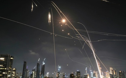Iran phóng hàng trăm tên lửa vào Israel trong đêm, tuyên bố bắn hạ 2 chiếc F-35