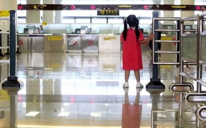 Người cha tranh thủ ra ngoài lúc con đang ngủ, không ngờ khi trở về lại chứng kiến điều ám ảnh cả đời