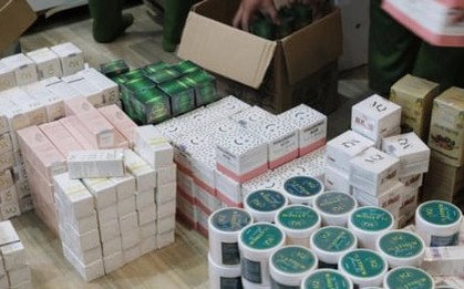 Triệt phá đường dây sản xuất 12 tấn kem trộn, rao bán trên livestream