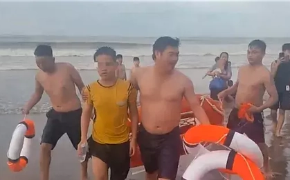 Trưởng công an xã cùng người dân lao mình giữa sóng dữ cứu nam sinh đuối nước