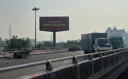 Xe máy chở trái cây va xe thư báo trên cầu Bình Lợi, 1 người tử vong