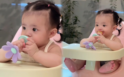 Chỉ ngồi gặm trái cây thôi mà bé Hannie nhà Đông Nhi - "hot baby" mới nổi, đã khiến giới bỉm sữa phải khổ công truy tìm chiếc túi nhai nở hoa