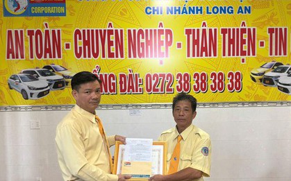 Khách hàng cũ bỗng nhiên chuyển khoản 240 triệu, tài xế taxi lập tức liên hệ ngân hàng và được công ty thưởng 1 triệu