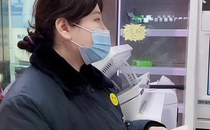 Mải nhắn tin khi gửi tiền, người phụ nữ mất trắng gần 24 triệu đồng tại cây ATM chỉ vì quên một thao tác nhỏ