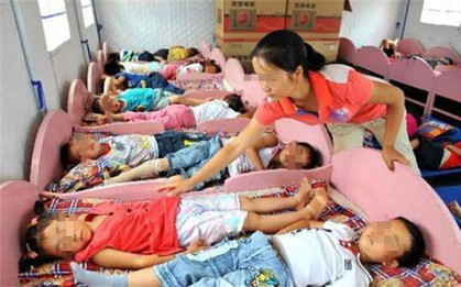Bức ảnh ngủ trưa ở trường mẫu giáo khiến bà mẹ nổi giận đùng đùng, đòi làm ra lẽ: Nghe giải thích mà xấu hổ