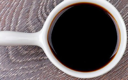 Ra chợ gặp 5 loại nước tương này, rẻ ngon mắt mấy cũng đừng mua